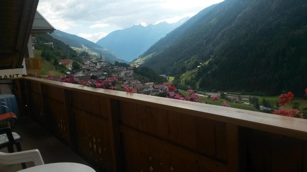 Vista generica sulle montagne o vista sulle montagne dall'interno del bed & breakfast