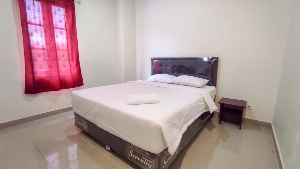 Katil atau katil-katil dalam bilik di RedDoorz @ Jalan Ratahan Minahasa Tenggara