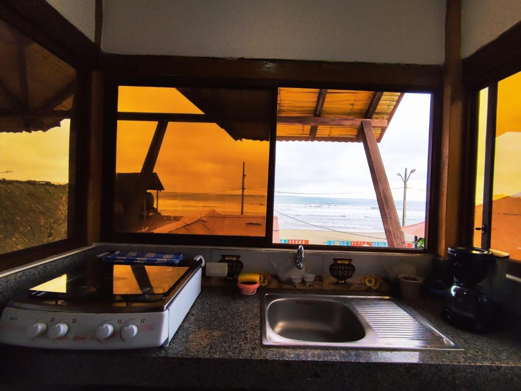 Kuchyň nebo kuchyňský kout v ubytování Hostal Mirada al Mar