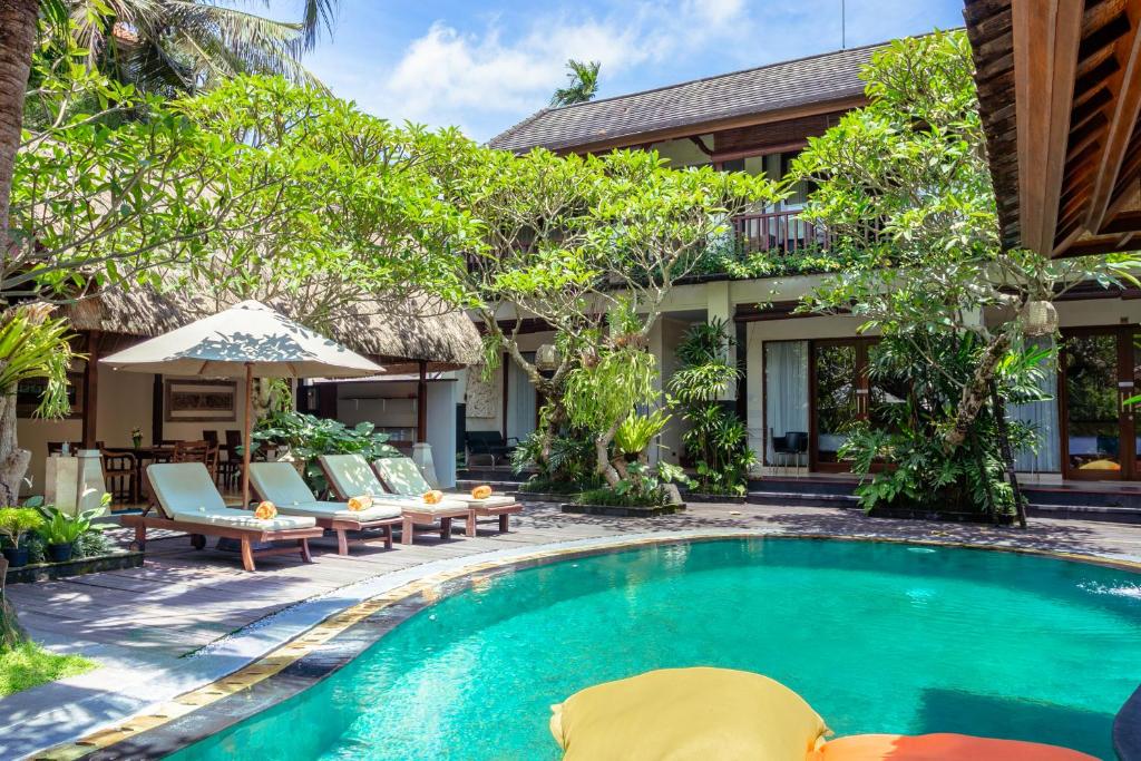 una imagen de una piscina en una villa en Lumbung Sari Ubud Hotel - CHSE Certified, en Ubud