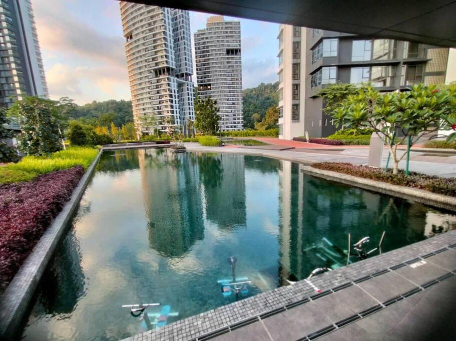 uma grande piscina numa cidade com edifícios altos em The Ridge @ KL East Mall & Condominium em Kuala Lumpur