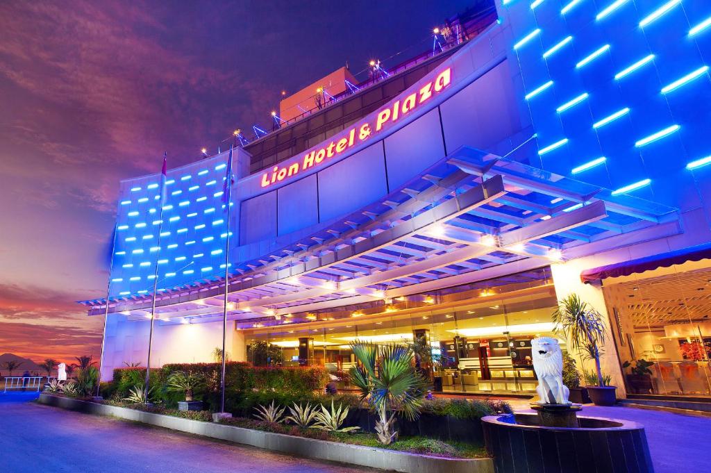 een gebouw met een bord dat hotel moreparaza leest bij Lion Hotel & Plaza in Manado