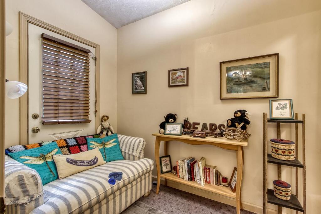 A bed or beds in a room at Cozy Creek Cabin