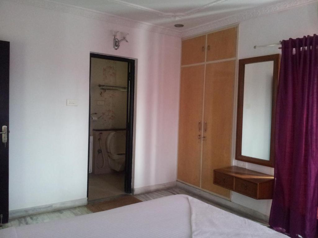 Postel nebo postele na pokoji v ubytování Roshini Serviced Apartments