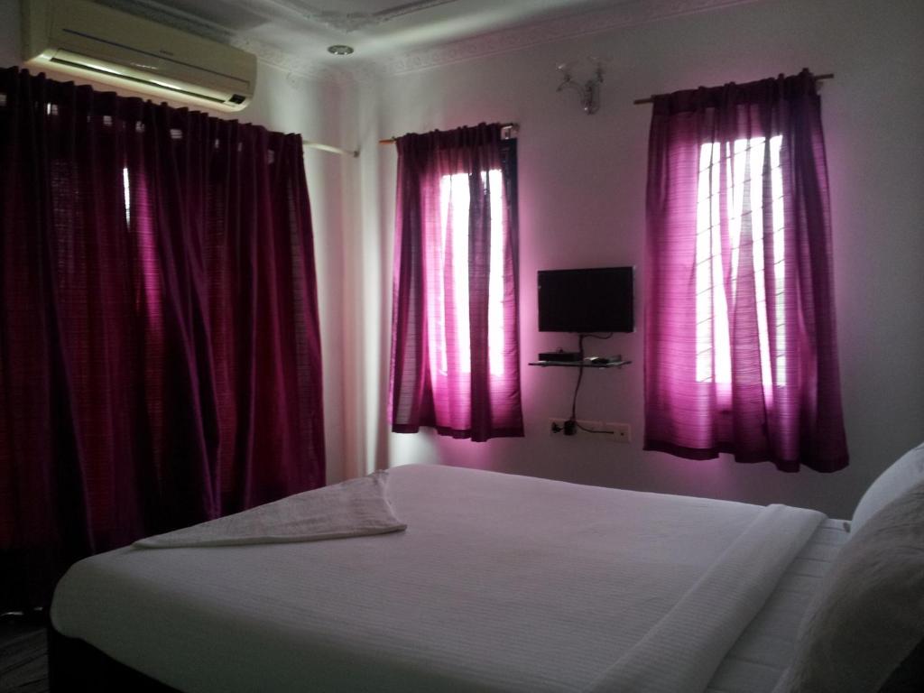 Postel nebo postele na pokoji v ubytování Roshini Serviced Apartments