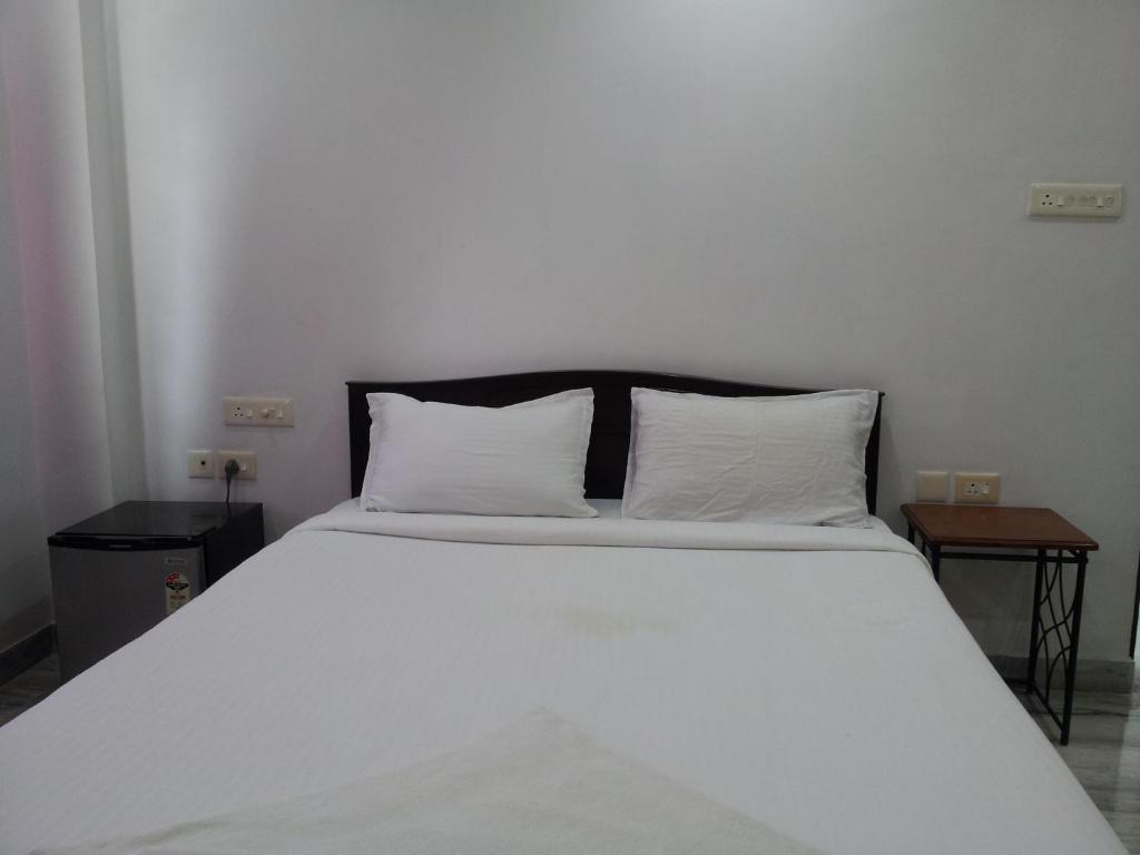 Postel nebo postele na pokoji v ubytování Roshini Serviced Apartments