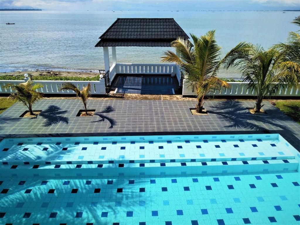 - une piscine avec vue sur l'océan dans l'établissement Mandabelle Villa 1 room, à Citeureup