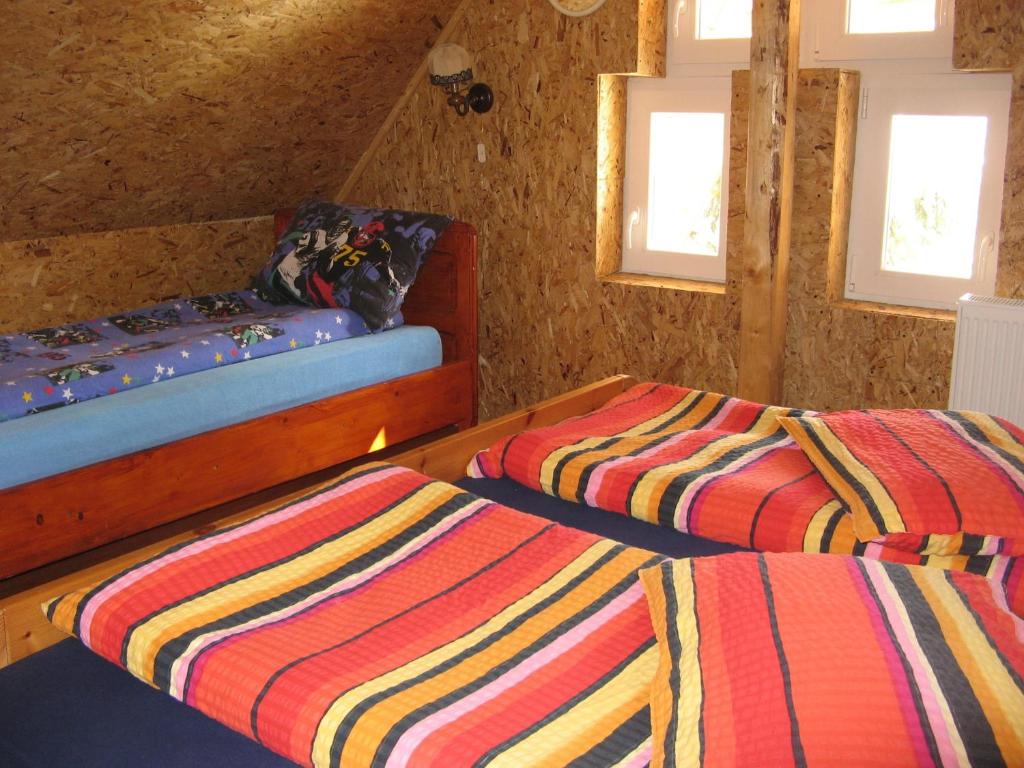En eller flere senge i et værelse på Casa Floare de Colt