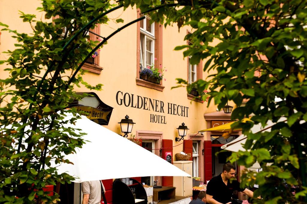 un paraguas blanco frente a un edificio en Hotel Goldener Hecht en Heidelberg