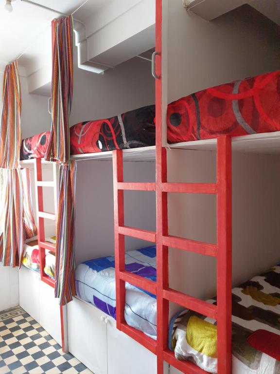 クスコにあるSK Hostalの二段ベッド4台とはしごが備わる客室です。