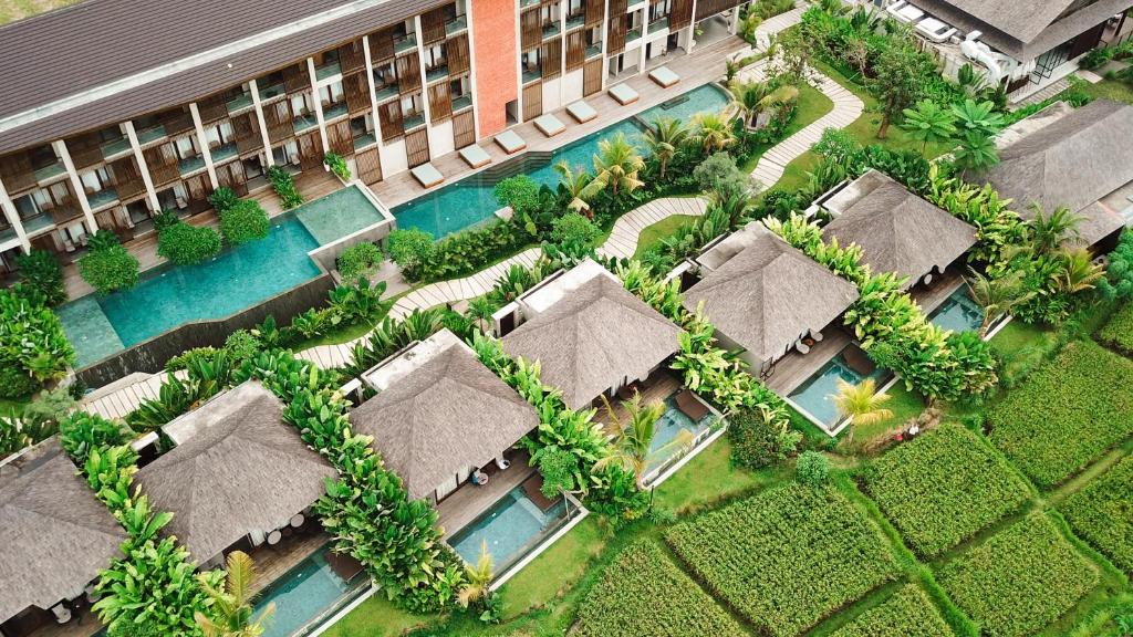 een uitzicht over een resort met een zwembad bij The Garcia Ubud Hotel & Resort in Ubud