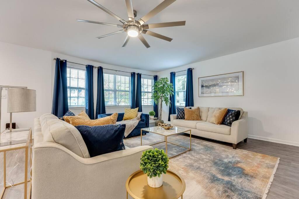 uma sala de estar com 2 sofás e uma ventoinha de tecto em Luxury Atlanta Home - Self Check-in Pet Friendly Free Parking em Atlanta
