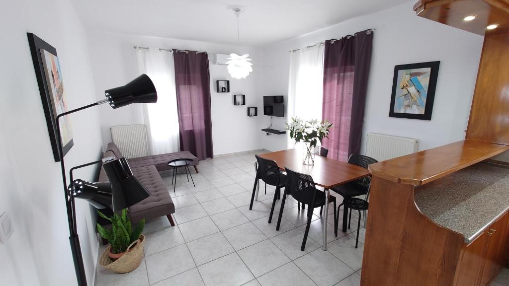 uma sala de estar com uma mesa de jantar e cadeiras em Chania Locals Flat em Chania