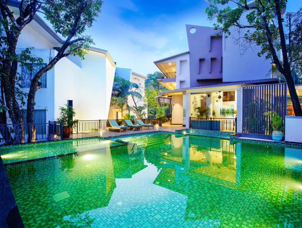 曼德倫的住宿－Amoravida By 7 Apple Resorts, Goa，别墅内游泳池的形象