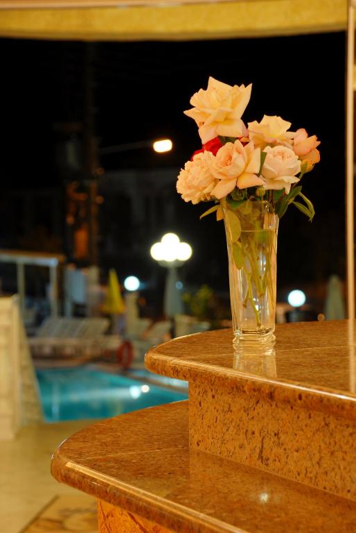 Bazén v ubytování Aphrodite Hotel nebo v jeho okolí