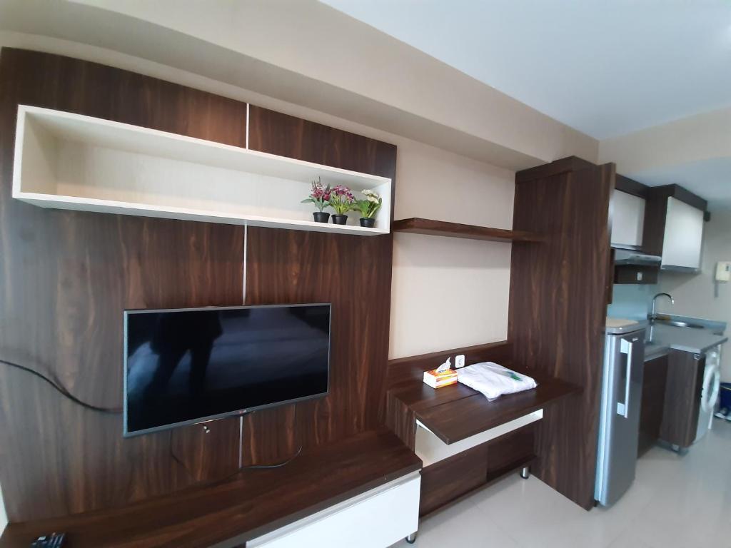Kuchyň nebo kuchyňský kout v ubytování Cozy Tamansari Hive Cawang by Bonzela Property