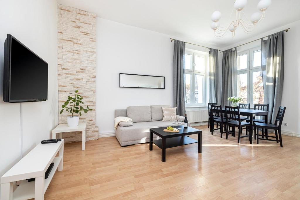 Televízia a/alebo spoločenská miestnosť v ubytovaní Riviera Residence Apartments
