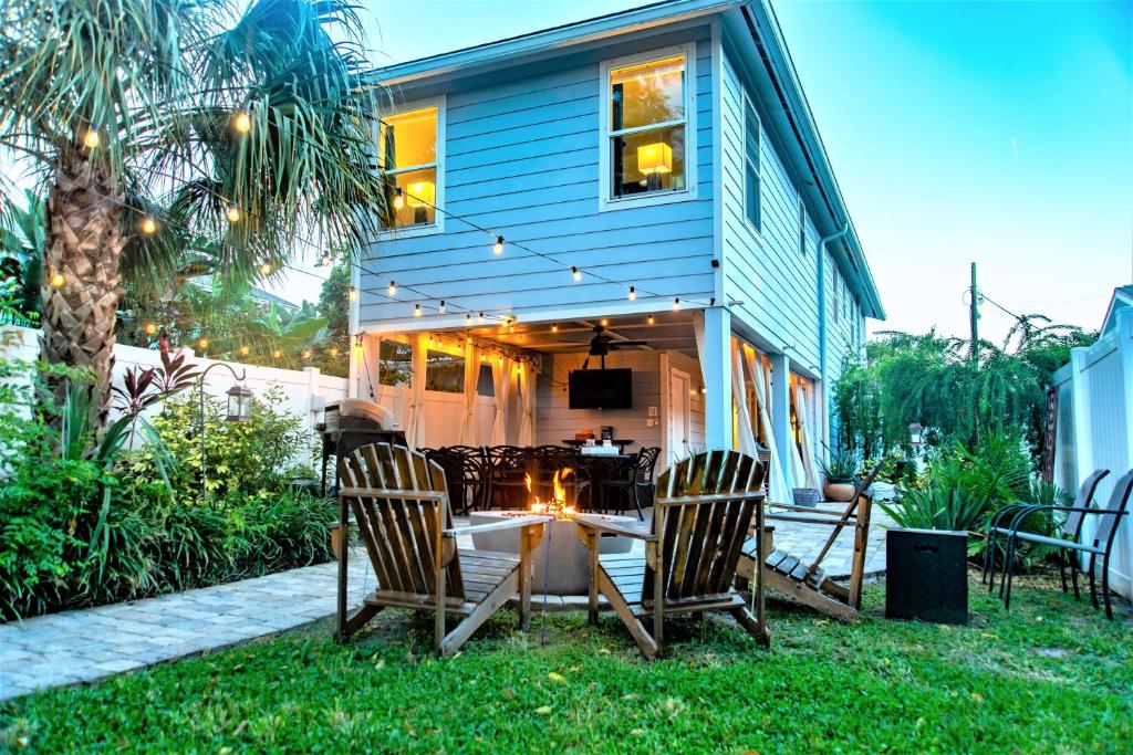 a patio with chairs and a table in front of a house at Seventh Seas half mile to the beach pet friendly Near to the Mayo Clinic - UNF - TPC Sawgrass - Convention Center - Shopping Malls - Under 3 Hours from DISNEY in Jacksonville Beach