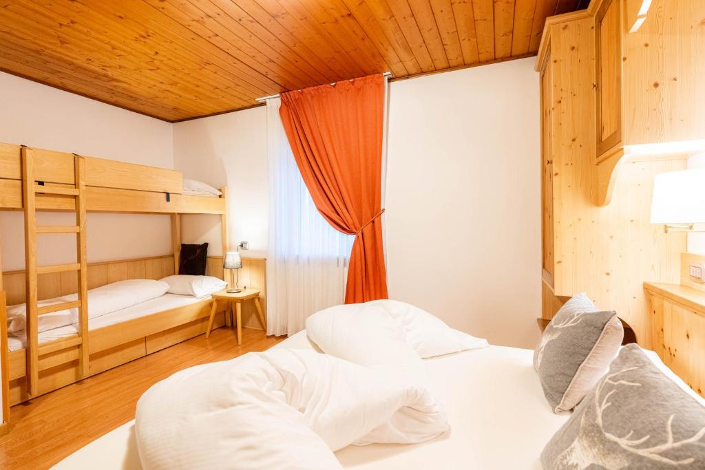 Postel nebo postele na pokoji v ubytování Albergo Dolomiti