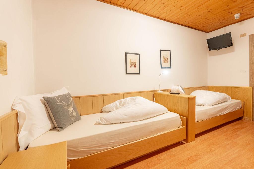 Postel nebo postele na pokoji v ubytování Albergo Dolomiti