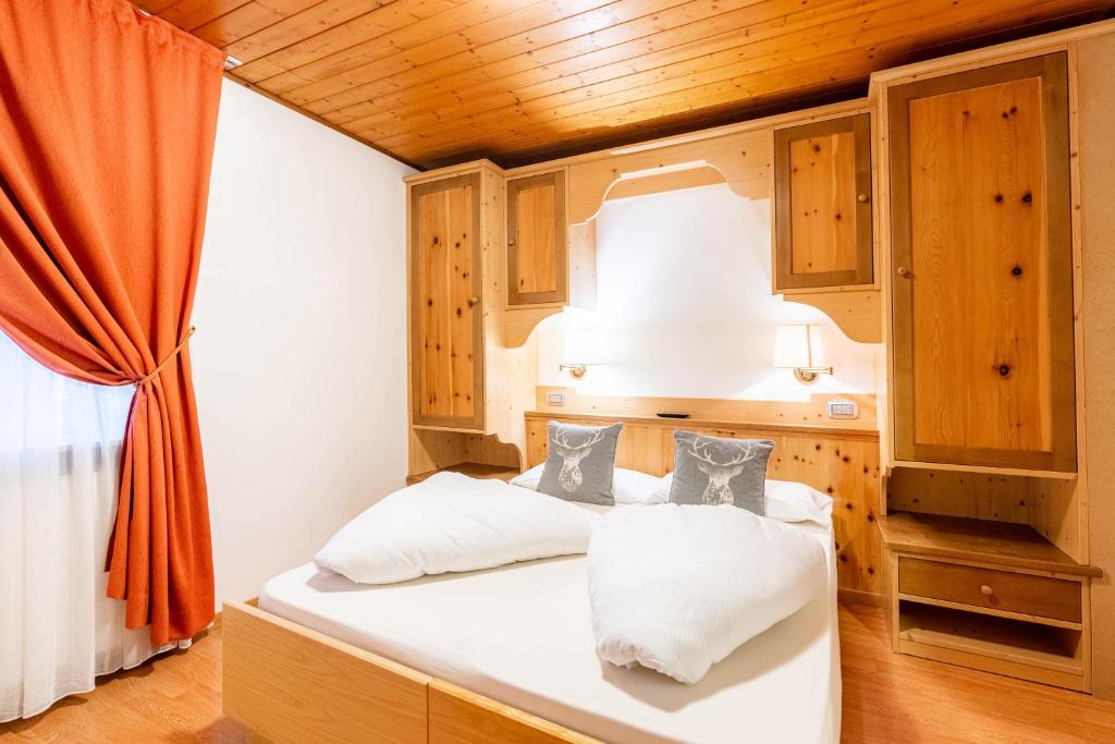 Postel nebo postele na pokoji v ubytování Albergo Dolomiti