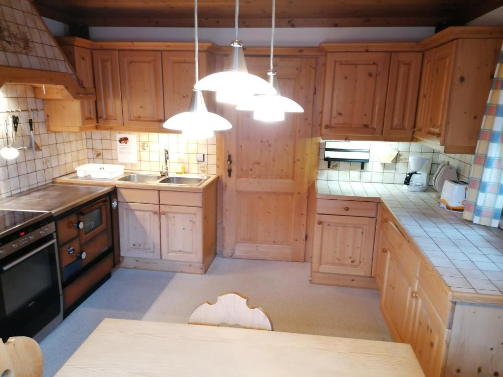 Kuchyňa alebo kuchynka v ubytovaní Ferienwohnung Holzer