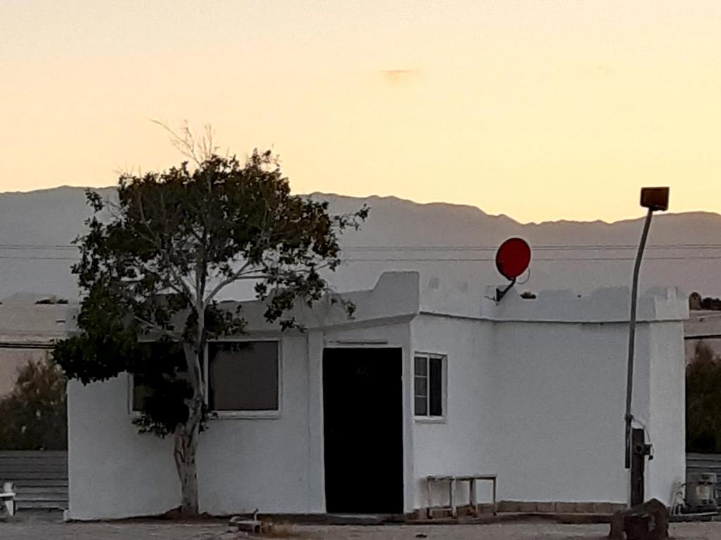 um edifício branco com um balão vermelho em cima em #44 #27 Room 2 beds near beach em San Felipe