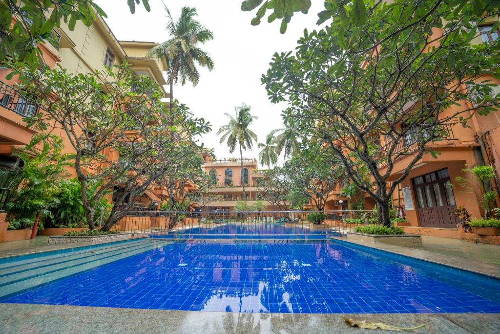 Bazén v ubytování Neelam's The Grand Hotel Goa nebo v jeho okolí