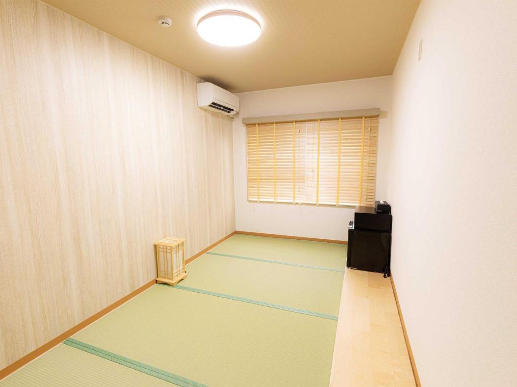 una habitación vacía con bolera en Guest House Goto Times - Vacation STAY 59196v, en Goto