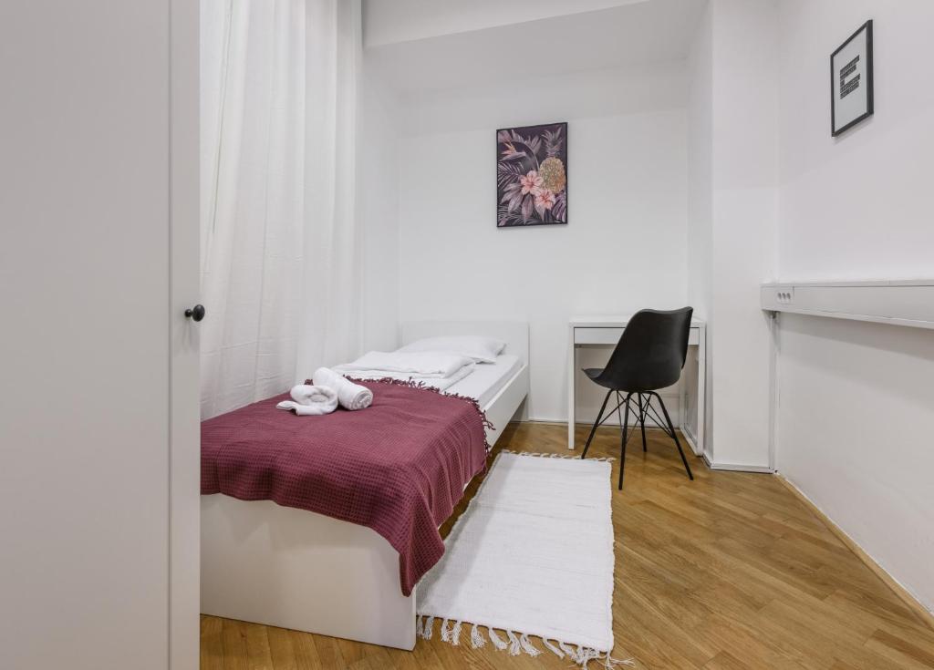 Postel nebo postele na pokoji v ubytování ROYAL ROOMS***