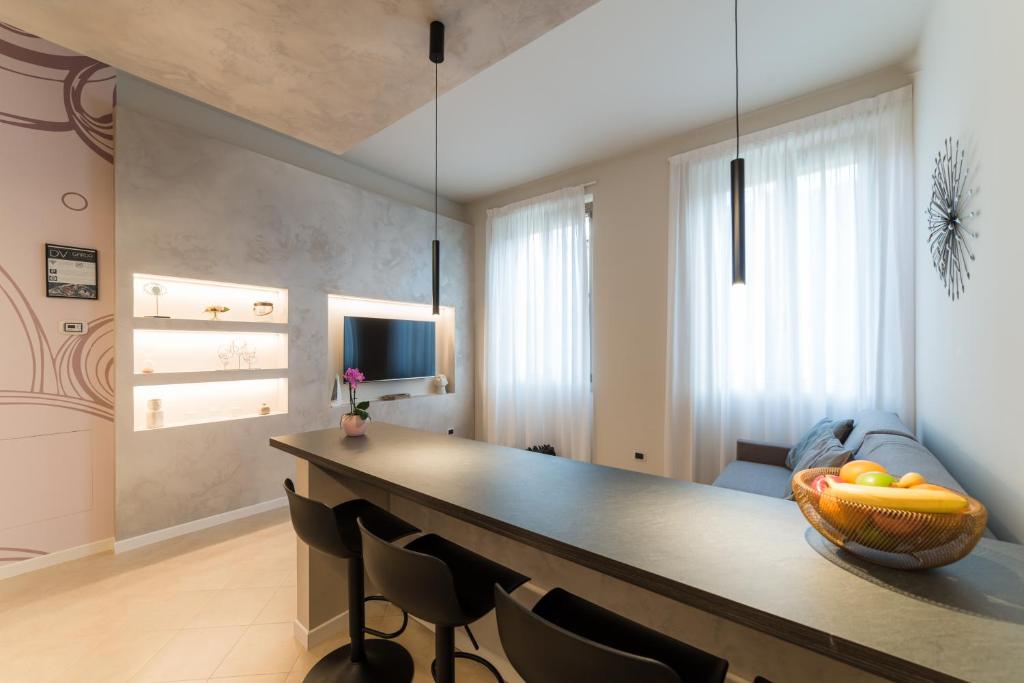 ein Esszimmer mit einem Tisch und einigen Stühlen in der Unterkunft DV Garda Suite in Campione del Garda