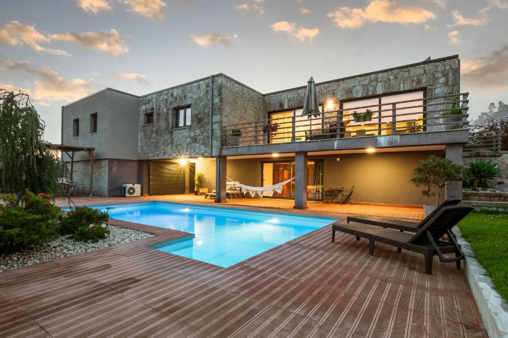 una casa con piscina en el patio trasero en Casa da Gateira, en Afife