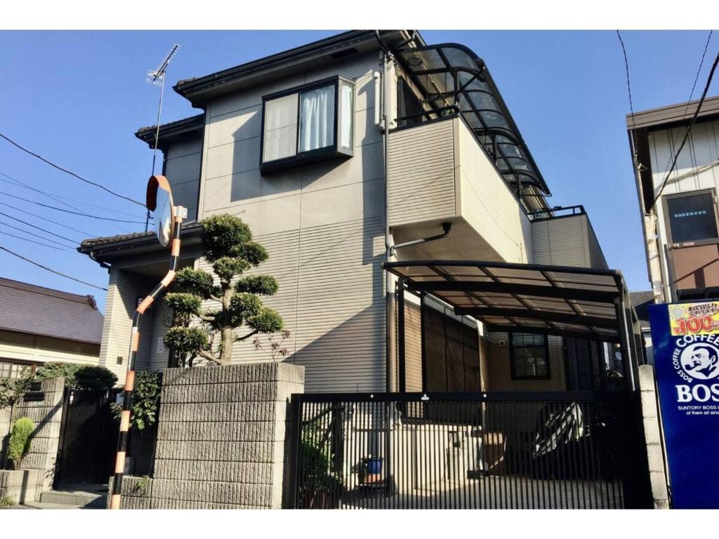 una casa con una escalera delante de ella en NYOZE House - Vacation STAY 84305v en Tokio