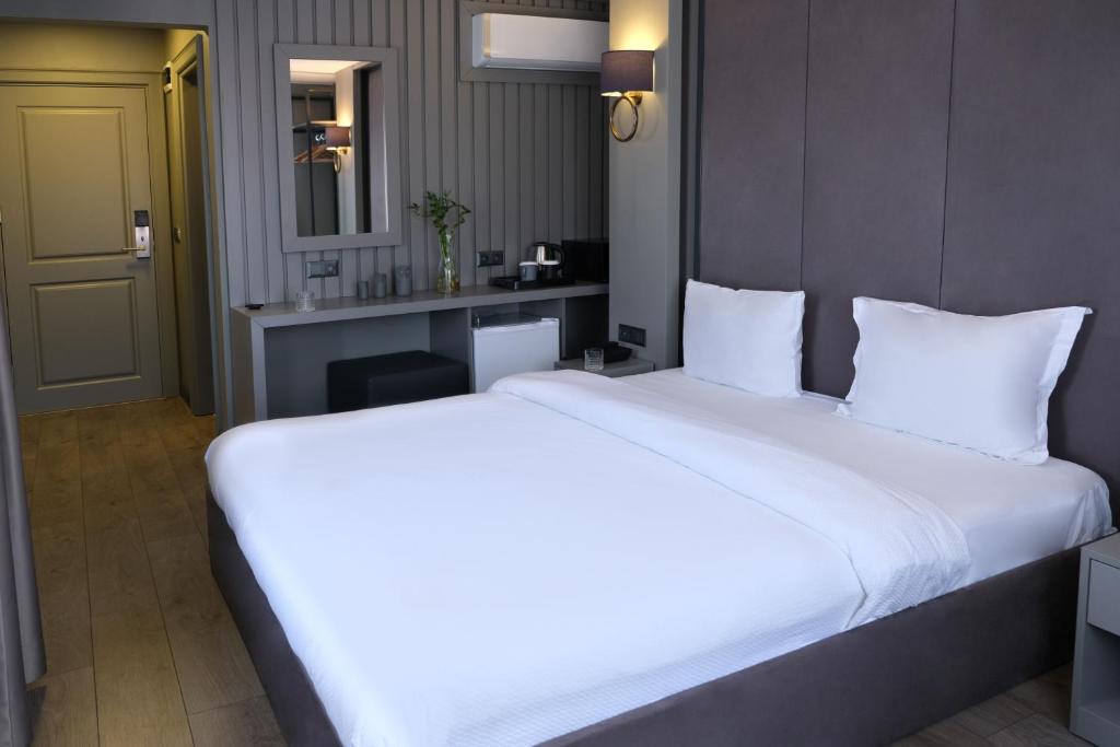 Postel nebo postele na pokoji v ubytování Dilens Bosphorus Hotel