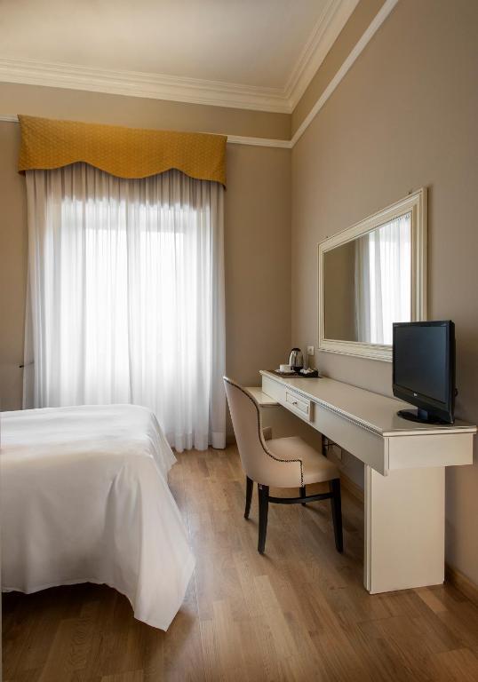 Televízia a/alebo spoločenská miestnosť v ubytovaní Ambasciatori Place Hotel