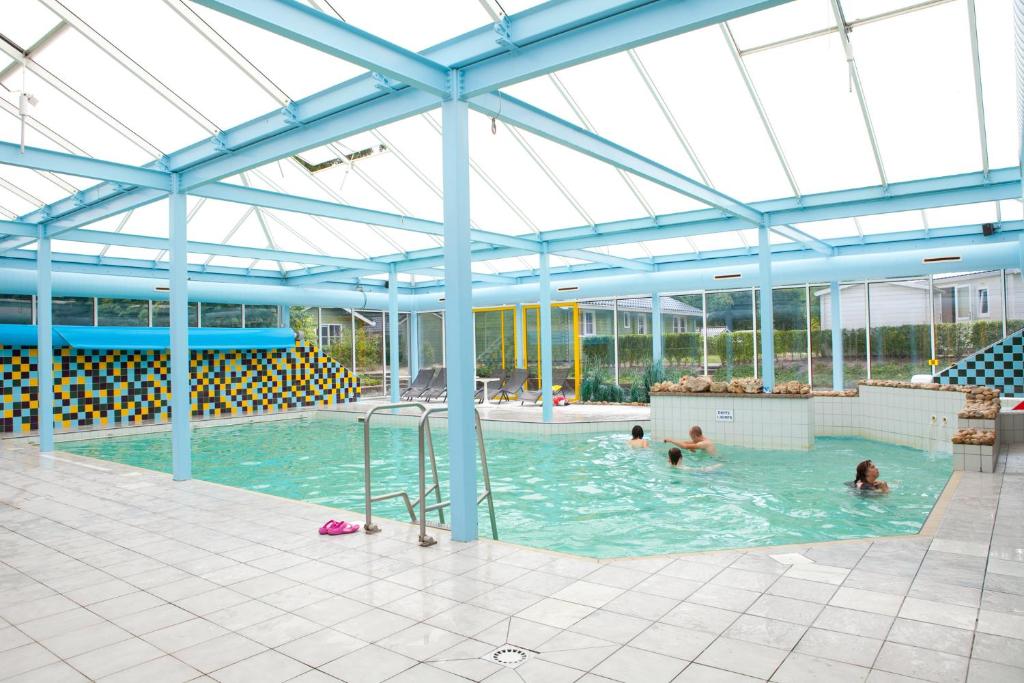 Bazén v ubytování EuroParcs Maasduinen nebo v jeho okolí