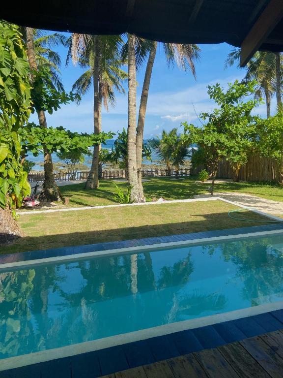 Bazén v ubytování Rare Beachfront Villa - 2BR - 6 Pax Private Pool on Tuason Surf Spot nebo v jeho okolí