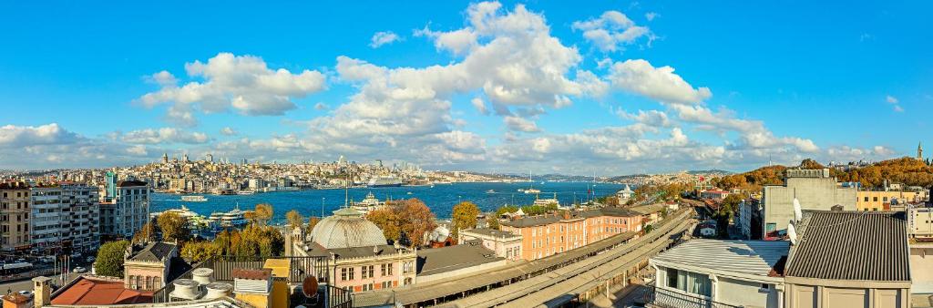 イスタンブールにあるセプティムン ホテルの川と建物のある街の景色
