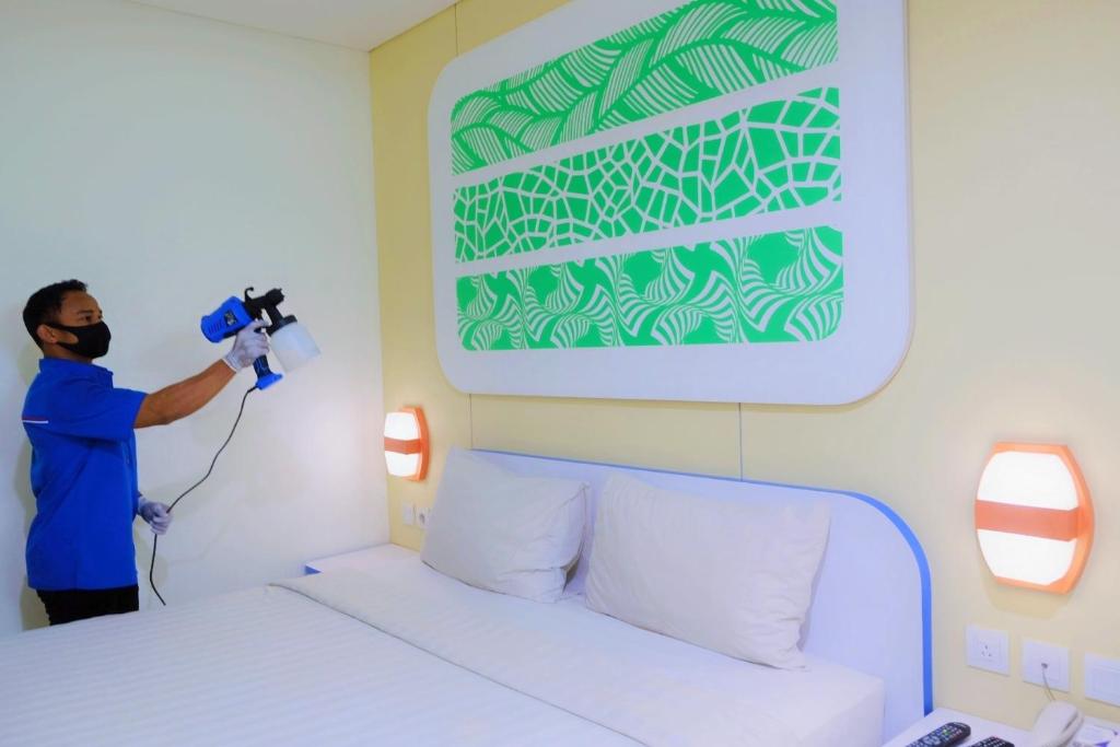 A bed or beds in a room at Cordex Hotel Ancol