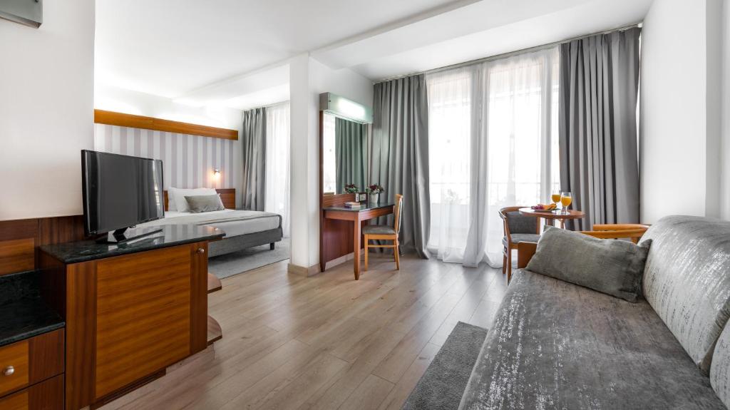 TV a/nebo společenská místnost v ubytování Hotel Uvala