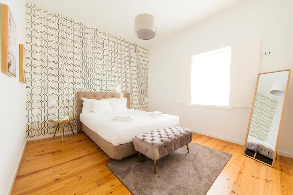 1 dormitorio con 1 cama y 1 silla en Citybreak-apartments Sao Bento, en Oporto