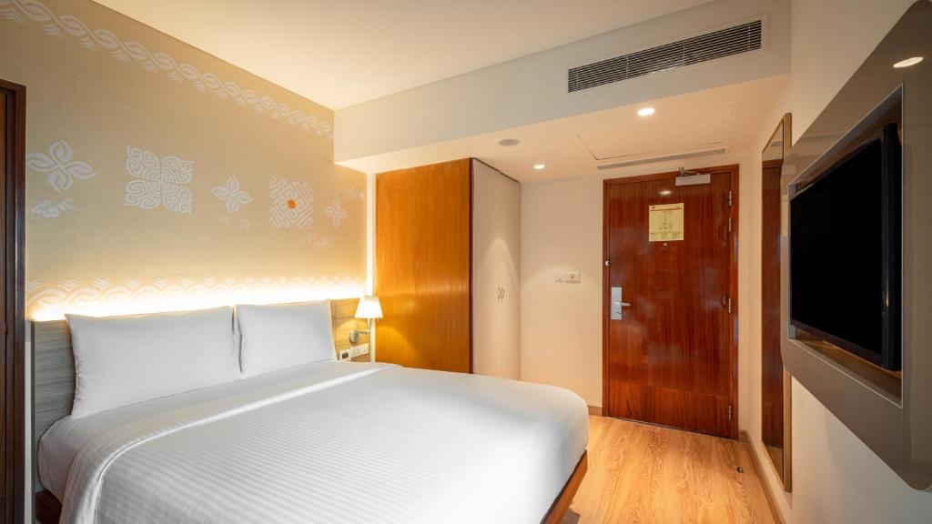 Postel nebo postele na pokoji v ubytování ibis Mumbai Airport - An Accor Brand