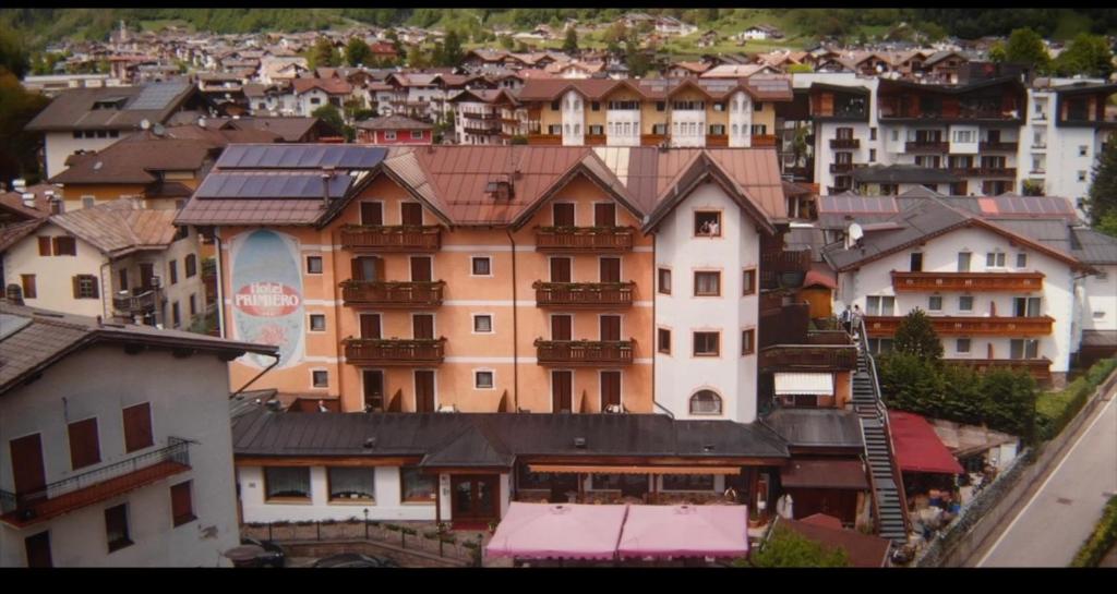 una vista aérea de un edificio en una ciudad en Hotel Primiero en Fiera di Primiero