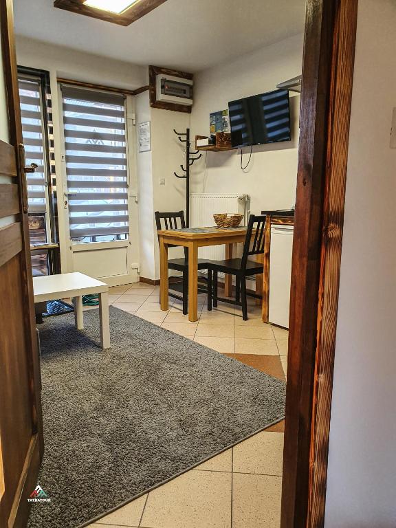 Televízia a/alebo spoločenská miestnosť v ubytovaní Tatratour. Apartament u Przewodników.