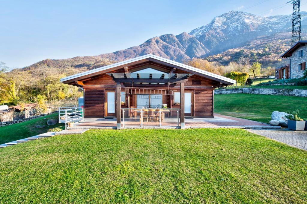 コーリコにあるChalet Ingannaの山々を背景にしたログキャビン