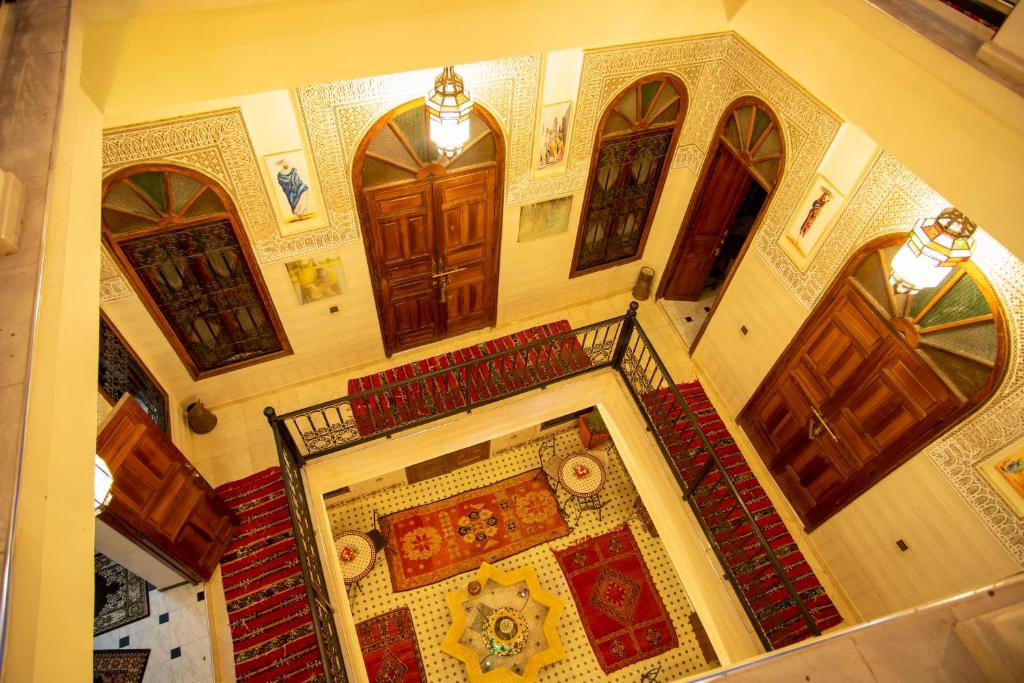 una vista aérea de un pasillo con dos puertas y una alfombra en Riad Aymane, en Marrakech