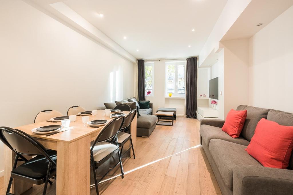 un salon avec une table et un canapé dans l'établissement Spacious apartment-2BR-4P-Boulevard Saint-Germain, à Paris