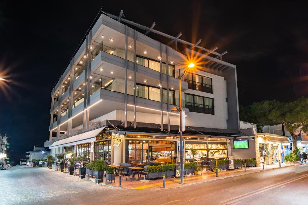 un edificio con una luz de la calle delante de él en Sigma59 Dine & Stay, en Hersonissos