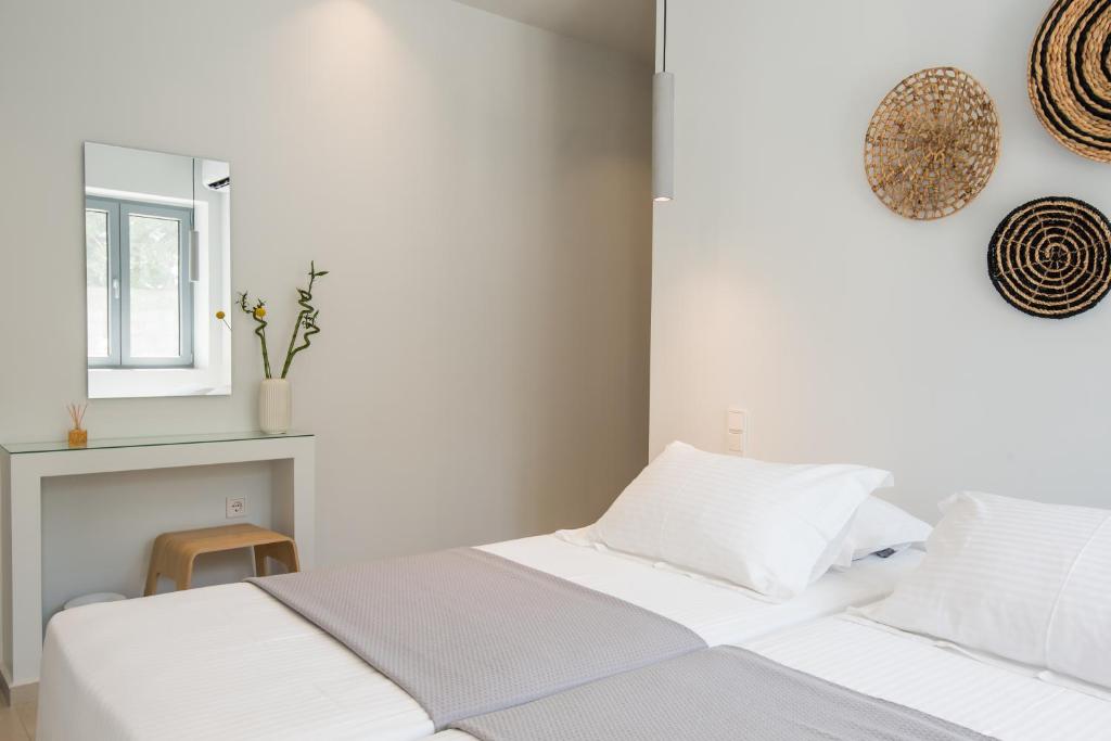 Postel nebo postele na pokoji v ubytování Rivière Residence Paros