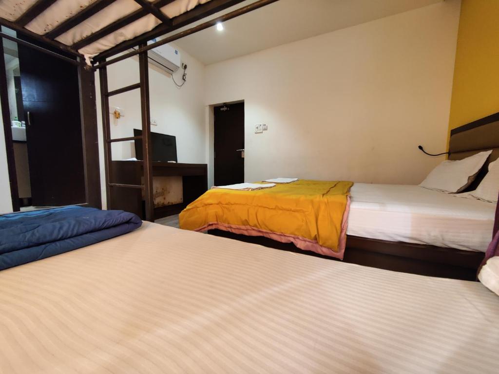 Postel nebo postele na pokoji v ubytování Joey's Hostel Agra - 200m from Taj Mahal